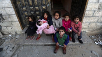 ইসরায়েলি হামলায় ক্ষতিগ্রস্ত বাড়ির সামনে বসে আছে ফিলিস্তিনি শিশুরা। ছবি: রয়টার্স (১৭ ডিসেম্বর) 