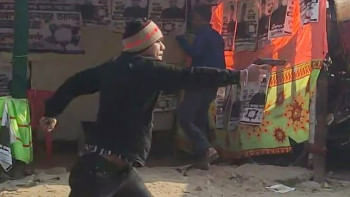 চট্টগ্রামে ভোটকেন্দ্রের পাশে সংঘর্ষ