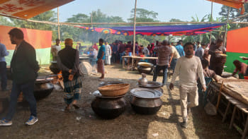শরীয়তপুরে আওয়ামীলীগ নেতার আয়োজনে ভূরিভোজ