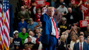 আইওয়া অঙ্গরাজ্যে নির্বাচনী প্রচারণায় ডোনাল্ড ট্রাম্প। ছবি: রয়টার্স