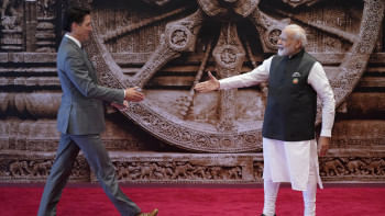 জি২০ সম্মেলনের আগে করমর্দন করছেন কানাডার প্রধানমন্ত্রী জাস্টিন ট্রুডো ও ভারতের প্রধানমন্ত্রী নরেন্দ্র মোদি। ফাইল ছবি: এএফপি