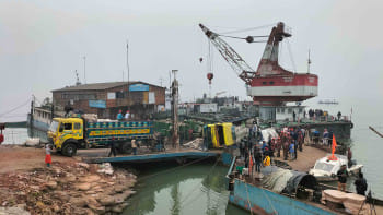 ২৭ ঘণ্টা পরও শুরু হয়নি ডুবে যাওয়া ফেরির উদ্ধারকাজ