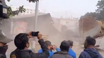 পুলিশের সঙ্গে সংঘর্ষ