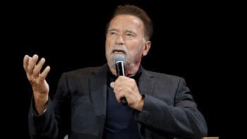 ওয়াল স্ট্রিট জার্নালের এক সম্মেলনে বক্তব্য রাখছেন আর্নল্ড শোয়ার্জেনেগার। ফাইল ছবি: এএফপি