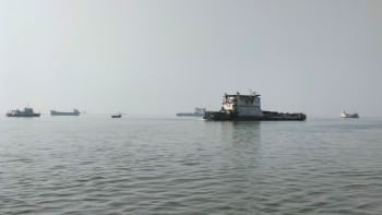 পাটুরিয়া-দৌলতদিয়া নৌপথে ফেরি চলাচল। ফাইল ছবি: স্টার