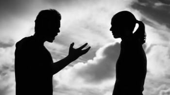 সঙ্গী নিয়ন্ত্রণের চেষ্টা করে