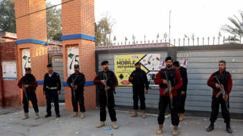 পাকিস্তানের পেশোয়ারের একটি ভোটকেন্দ্র পাহারা দিচ্ছেন নিরাপত্তা বাহিনীর সদস্যরা। ছবি: রয়টার্স