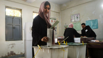 পাকিস্তানের সাধারণ নির্বাচনে ভোট দিচ্ছেন এক নারী ভোটার। ছবি: ডন