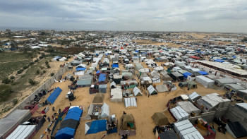 রাফাহ সীমান্তে গাজার বিভিন্ন অঞ্চল থেকে আসা বাস্তুচ্যুত ফিলিস্তিনিরা আশ্রয় নিয়েছেন। ছবি: এএফপি 