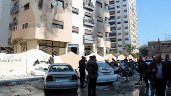 দামেস্কের এই ভবনে ইসরায়েলি ক্ষেপণাস্ত্র হামলা হয়েছে। ছবি: রয়টার্স