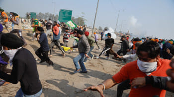 পুলিশের টিয়ারগ্যাস শেল থেকে বাঁচতে পালাচ্ছেন কৃষকরা। ছবি: রয়টার্স
