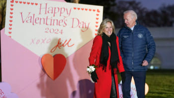 হোয়াইট হাউসে ভ্যালেন্টাইনস ডের সাজসজ্জা পরিদর্শন করছেন বাইডেন দম্পতি। ফাইল ছবি: রয়টার্স