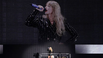 এরাস টুরে সঙ্গীত পরিবেশনা করছেন মার্কিন পপ তারকা টেইলর সুইফট। ছবি: এএফপি