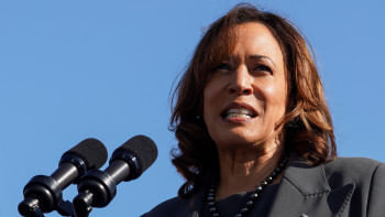 ১৯৬৫ সালে আলাবামায় নাগরিক অধিকার আন্দোলনকারীদের বিরুদ্ধে পুলিশের সহিংস দমন-পীড়নের ঘটনা স্মরণে আয়োজিত এক অনুষ্ঠানে বক্তব্য রাখছেন কমলা হ্যারিস। ছবি: রয়টার্স ১৯৬৫ সালে আলাবামায় নাগরিক অধিকার আন্দোলনকারীদের বিরুদ্ধে পুলিশের সহিংস দমন-পীড়নের ঘটনা স্মরণে আয়োজিত এক অনুষ্ঠানে বক্তব্য রাখছেন কমলা হ্যারিস। ছবি: রয়টার্স