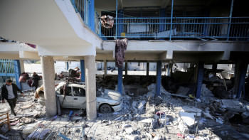 গাজা সিটিতে ইসরায়েলি হামলার পর ধ্বংসযজ্ঞ পর্যবেক্ষণ করছেন ফিলিস্তিনিরা। ছবি: রয়টার্স