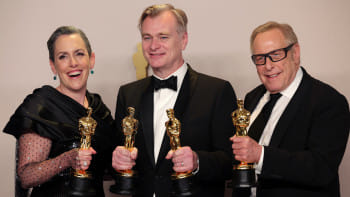 অস্কার হাতে ওপেনহেইমার সিনেমার ডিরেক্টর এমা টমাস, পরিচালক ক্রিস্টোফার নোলান ও অপর ডিরেক্টর চার্লস র‍্যাভেন। ছবি: রয়টার্স