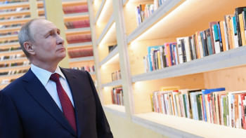 রাশিয়ার সোচিতে আয়োজিত বিশ্ব তারুণ্য উৎসবে অংশ নিচ্ছে ভ্লাদিমির পুতিন। ছবি: রয়টার্স (৬ মার্চ, ২০২৪)