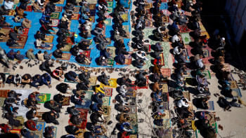 রাফাহ শহরে ইসরায়েলি হামলায় ধ্বংস হয়ে যাওয়া মসজিদের সামনে এবারের রমজানের প্রথম জুম্মা পড়ছেন ফিলিস্তিনিরা। ছবি: রয়টার্স 