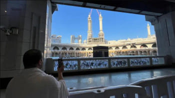 ওমরাহ পালনের সময় মোবাইল দিয়ে কাবা শরিফের ছবি তুলছেন এক মুসুল্লি। ফাইল ছবি: রয়টার্স