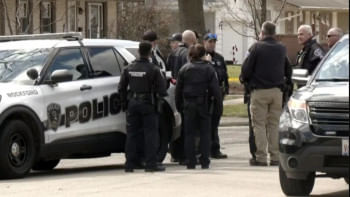 রকফোর্ড শহরে ছুরি হামলার পর ঘটনাস্থল পরিদর্শন করছেন পুলিশের সদস্যরা। ছবি: ভিডিও থেকে স্ক্রিণশট