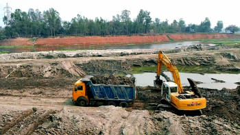 টাঙ্গাইলের মির্জাপুর উপজেলার চানপুর এলাকায় বংশী নদীর তীর থেকে অবাধে মাটি কাটছে প্রভাবশালীরা। 