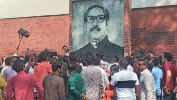 শহীদ মিনারে ছাত্রলীগের প্রতিবাদ শহীদ মিনারে ছাত্রলীগের প্রতিবাদ