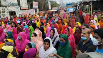কোনাবাড়ীতে বকেয়া বেতনের দাবিতে পোশাক শ্রমিকদের বিক্ষোভ শ্রমিক বিক্ষোভ