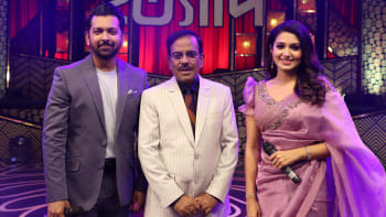 ইত্যাদির মঞ্চে ফারিণ-তাহসানের সঙ্গে হানিফ সংকেত। ছবি: সংগৃহীত