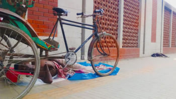 জীবনানন্দ মনে করতেন ‘ঘুমের মাঝে মৃত্যুর মতন শান্তি আছে’। তাই জেগে থেকেও ‘ঘুমাবার সাধ’ ভালোবেসেছিলেন তিনি। 