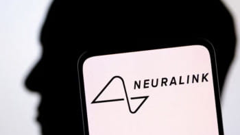 ইলন মাস্ক ও নিউরালিংকের লোগো সম্বলিত প্রতীকী ছবি: রয়টার্স