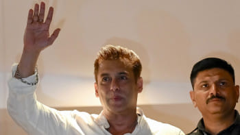 ঈদের দিন বাড়ির সামনে জমায়েত হওয়া ভক্তদের উদ্দেশে হাত নাড়ছেন সালমান খান। ছবি: এএফপি (১১ এপ্রিল, ২০২৪)