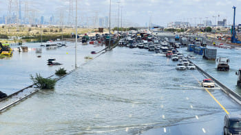 ভারী বৃষ্টিতে প্লাবিত দুবাইর একটি সড়ক। ছবি: রয়টার্স