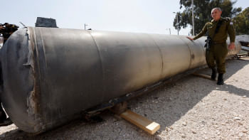 ইসরায়েলের বিরুদ্ধে হামলায় ব্যবহৃত ইরানীয় ব্যালিসটিক মিসাইলের সামনে দাঁড়িয়ে ইসরায়েলি সামরিক বাহিনীর মুখপাত্র ড্যানিয়েল হাগারি। ক্ষেপণাস্ত্রটি ডেড সি থেকে উদ্ধার করা হয়েছে। ছবি: রয়টার্স