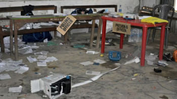 মণিপুর রাজ্যের রাজধানী ইম্ফালের খুরাই ভোটকেন্দ্রে সহিংসতার জন্য ভোট বাতিল হয়েছে। ছবি: রয়টার্স