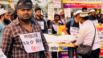 গত প্রায় তিন বছর ধরে কলকাতার রাস্তায় বসে আন্দোলন করছেন চাকরিপ্রার্থীরা। ছবি: ডয়চে ভেলে