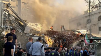 সিরিয়ায় ইরানের দূতাবাসের পাশে একটি বাড়িতে হামলার পর ইসরায়েল ও তেহরানের মধ্যে উত্তেজনা বেড়েছে। ছবি: রয়টার্স/ডয়চে ভেলে