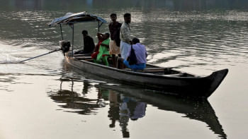 ভারতের নির্বাচনের দ্বিতীয় পর্যায়ে কেরালা রাজ্যের আলাপপুঝা জেলার কাক্কাথুরুথ দ্বীপের মানুষরা ভেমবানাদ লেক পেরিয়ে ভোট দিতে যাচ্ছেন। ছবি: রয়টার্স