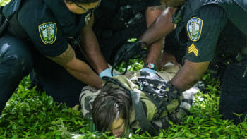 এমোরি বিশ্ববিদ্যালয়ে এক বিক্ষোভকারীকে গ্রেপ্তার করছেন পুলিশের সদস্যরা। ছবি: এএফপি