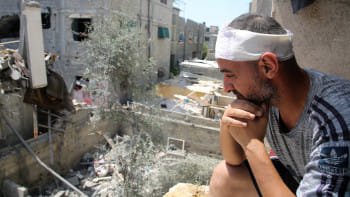 গাজার রাফার এই বাড়িতে ইসরায়েল বিমানহামলা চালালেও প্রাণে বেঁচে যান ফিলিস্তিনি নাগরিক আবদেল রহমান বারিকা। ছবি: রয়টার্স