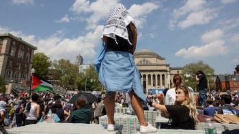 শিক্ষার্থীদের বহিষ্কারের পরও কলাম্বিয়া বিশ্ববিদ্যালয়ে চলছে ফিলিস্তিনের পক্ষে বিক্ষোভ। ছবি: রয়টার্স শিক্ষার্থীদের বহিষ্কারের পরও কলাম্বিয়া বিশ্ববিদ্যালয়ে চলছে ফিলিস্তিনের পক্ষে বিক্ষোভ। ছবি: রয়টার্স