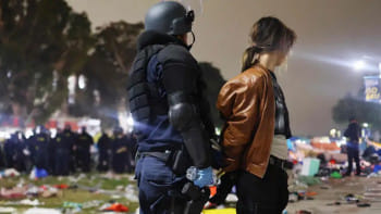 কলাম্বিয়া বিশ্ববিদ্যালয় ক্যাম্পাস থেকে ১০০ জনেরও বেশি শিক্ষার্থীকে গ্রেপ্তার করেছে পুলিশ। ছবি: ডয়চে ভেলে/এএফপি