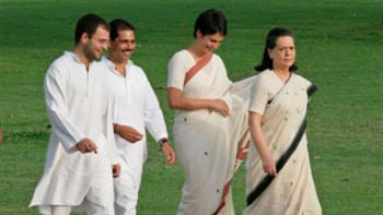 গান্ধী পরিবারের সদস্যরা। ডান থেকে বাঁয়ে: সোনিয়া গান্ধী, প্রিয়াঙ্কা গান্ধী, প্রিয়াঙ্কা গান্ধীর স্বামী রবার্ট ভাদ্রা ও রাহুল গান্ধী। ফাইল ছবি: রয়টার্স