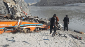 পাকিস্তানে বাস দুর্ঘটনায় ২০ জন মারা গেছেন। ছবি: ডন