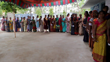 লোকসভা নির্বাচনের চতুর্থ ধাপে তেলেঙ্গানা রাজ্যের রাঙ্গারেড্ডি জেলায় ভোটাররা ভোট দিচ্ছেন। ছবি: রয়টার্স