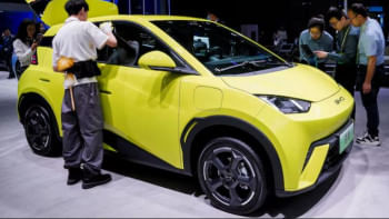 চীনের ১০ হাজার ডলার দামের ইভি সিগাল। ফাইল ছবি: রয়টার্স