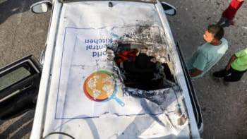 ওয়ার্ল্ড সেন্ট্রাল কিচেন নামের ত্রাণসংস্থার গাড়িবহরে ড্রোন হামলা চালায় ইসরায়েল। ছবি: সংগৃহীত