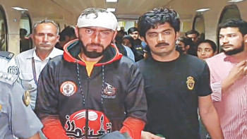 কিরগিজস্তান থেকে লাহোরের আল্লামা ইকবাল আন্তর্জাতিক বিমানবন্দরে এসে পৌঁছান পাকিস্তানি শিক্ষার্থীরা। ছবি: ডন