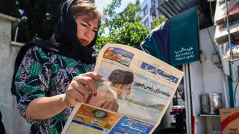 পত্রিকায় ইব্রাহিম রাইসির মৃত্যুসংবাদ পড়ছেন এক ইরানি নাগরিক। ছবি: ডয়চে ভেলে/এএফপি