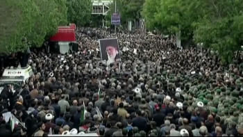 ইরানের প্রেসিডেন্ট রাইসির দাফনে লাখো মানুষের ঢল। ছবি: এএফপির ভিডিও থেকে স্ক্রিনশট