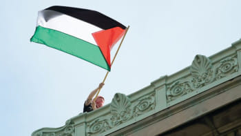 মার্কিন যুক্তরাষ্ট্রে ইসরায়েলবিরোধী বিক্ষোভের সময় ফিলিস্তিনের পতাকা উড়িয়ে দেয় শিক্ষার্থীরা। ছবি: রয়টার্স